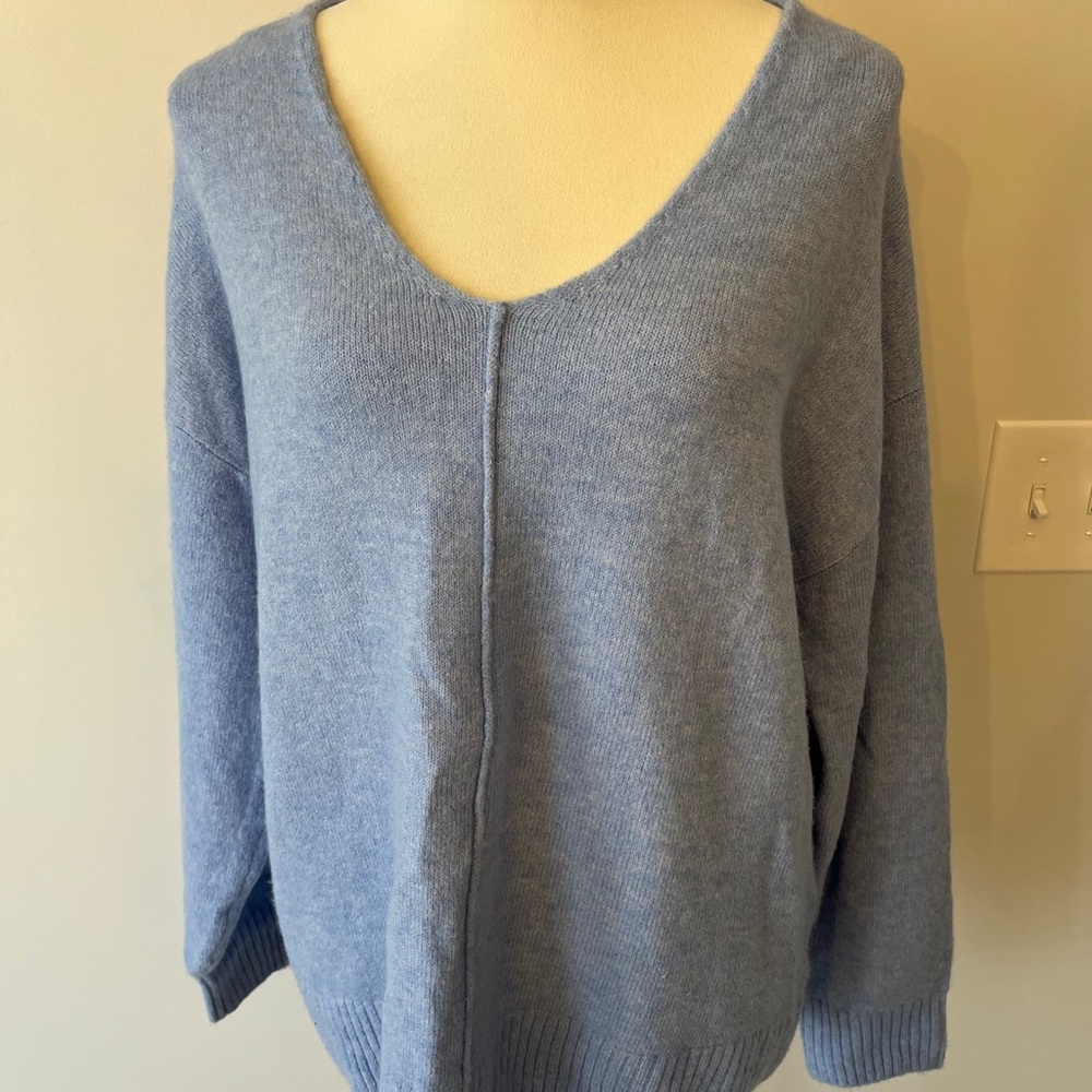 NWT women’s Vince Camuto blue v neck acrylic soft lightweight sweater medium